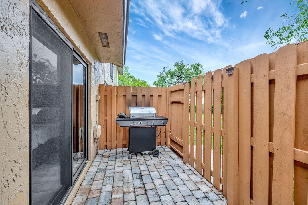 For Sale: $385,000 (2 beds, 2 baths, 1068 Square Feet)