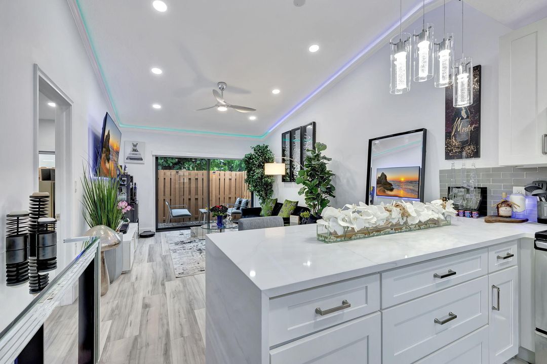 For Sale: $385,000 (2 beds, 2 baths, 1068 Square Feet)