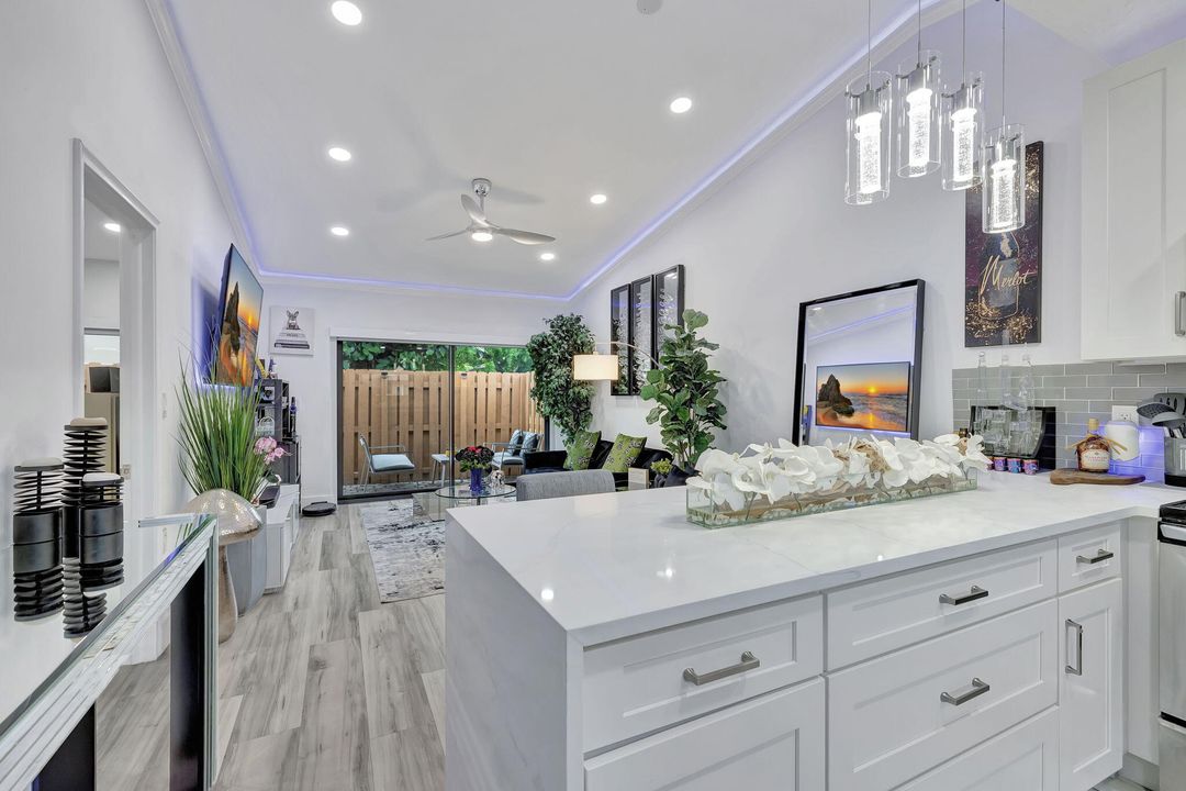 For Sale: $385,000 (2 beds, 2 baths, 1068 Square Feet)