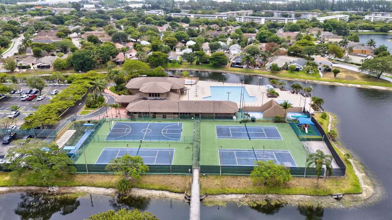 For Sale: $385,000 (2 beds, 2 baths, 1068 Square Feet)