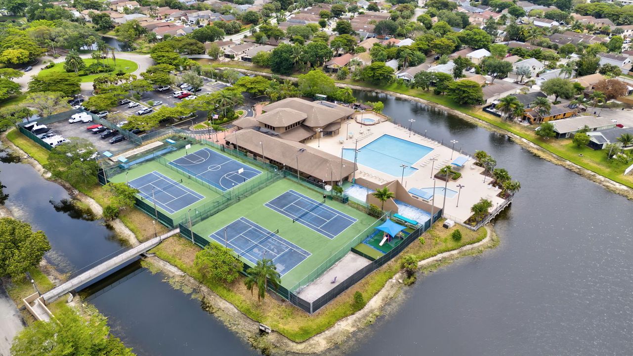 For Sale: $385,000 (2 beds, 2 baths, 1068 Square Feet)