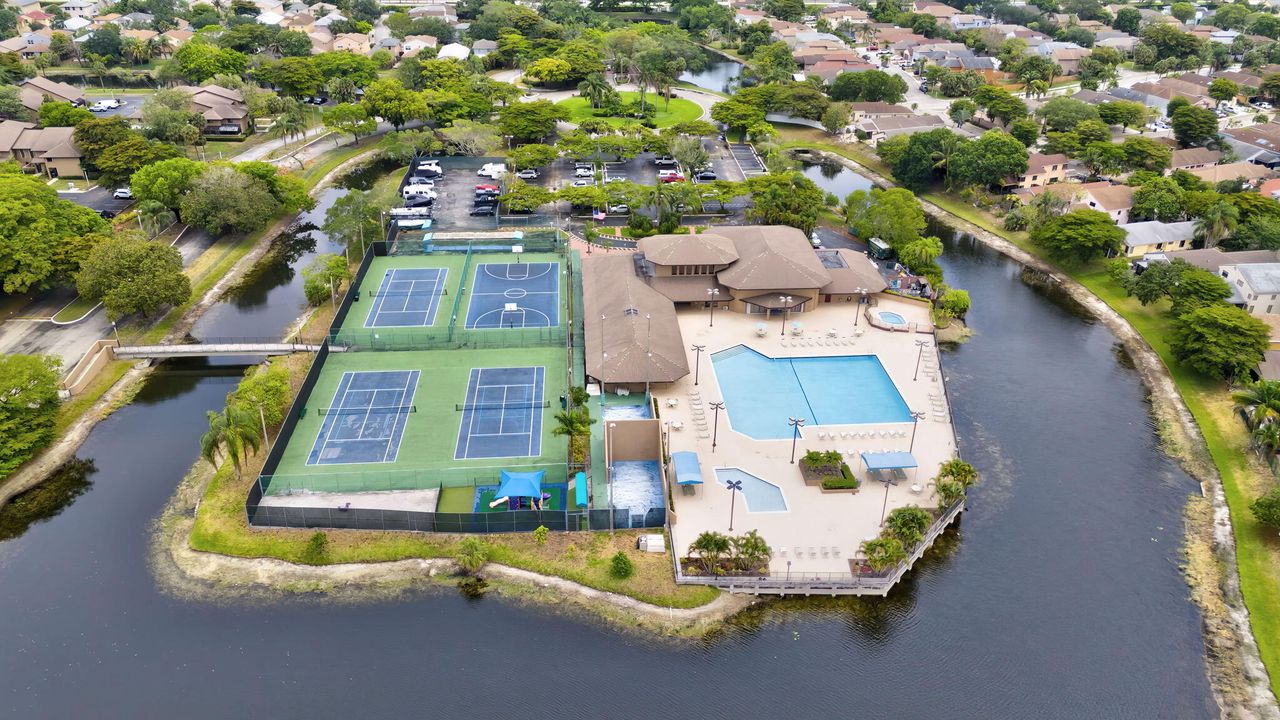 For Sale: $385,000 (2 beds, 2 baths, 1068 Square Feet)