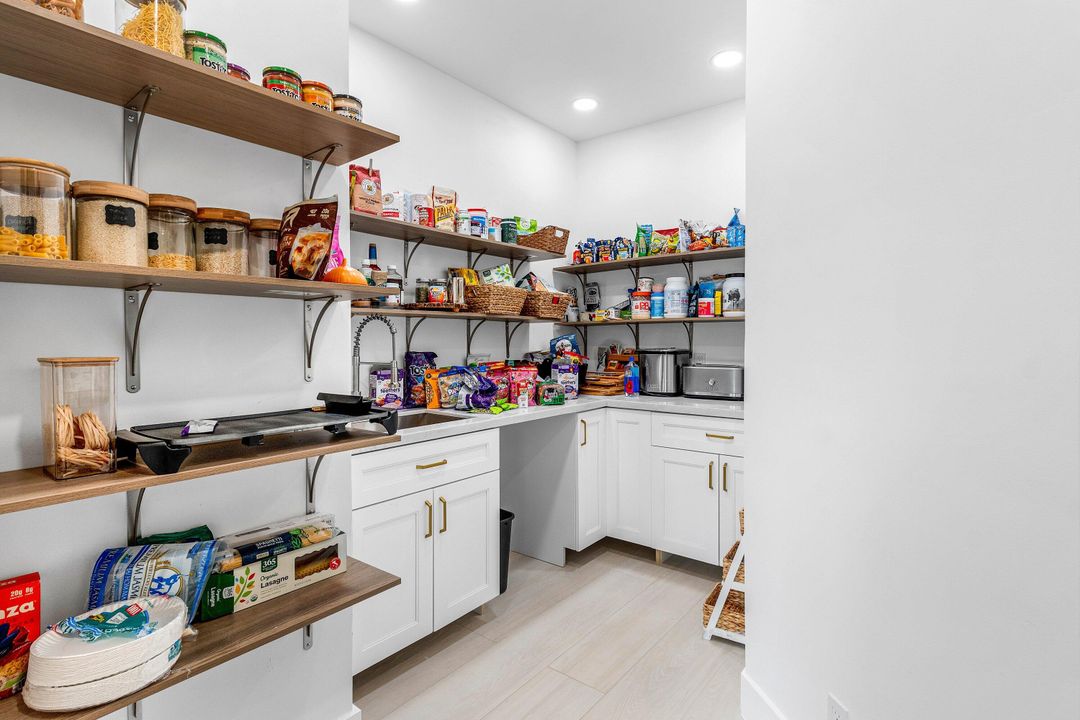 For Sale: $6,995,000 (9 beds, 8 baths, 9479 Square Feet)