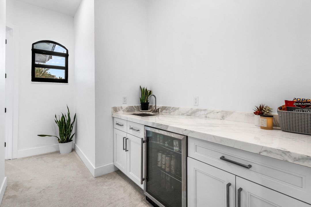 For Sale: $6,995,000 (9 beds, 8 baths, 9479 Square Feet)