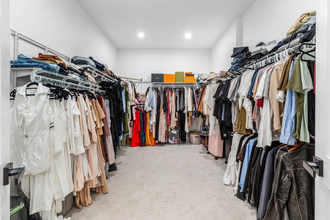 For Sale: $6,995,000 (9 beds, 8 baths, 9479 Square Feet)