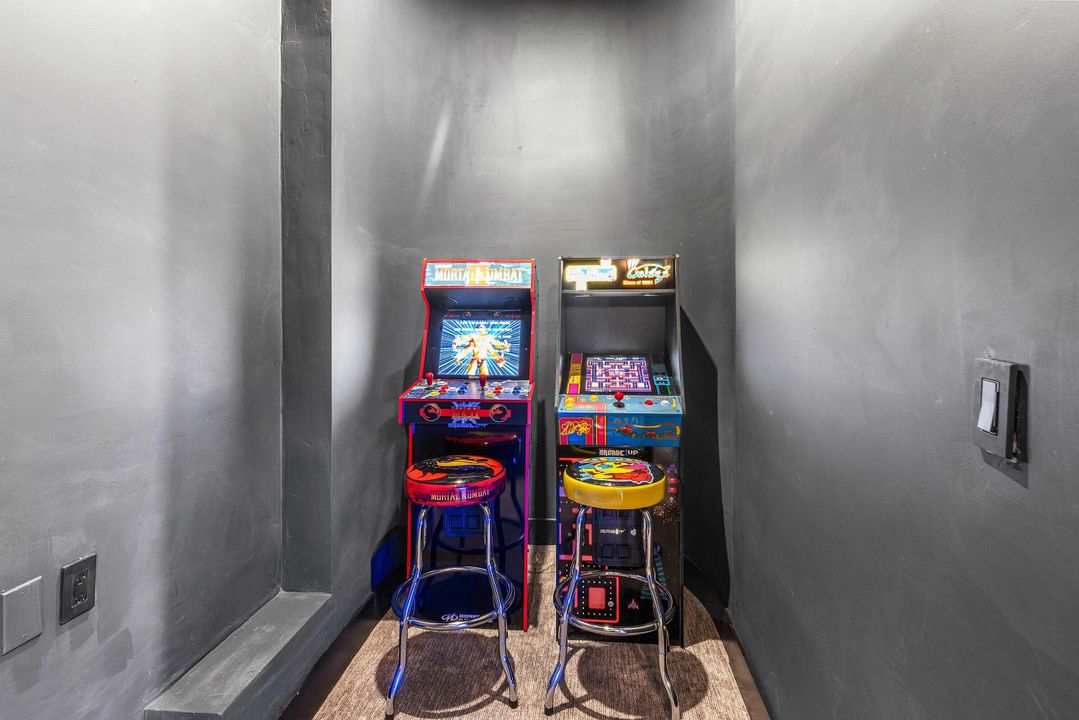 For Sale: $6,995,000 (9 beds, 8 baths, 9479 Square Feet)