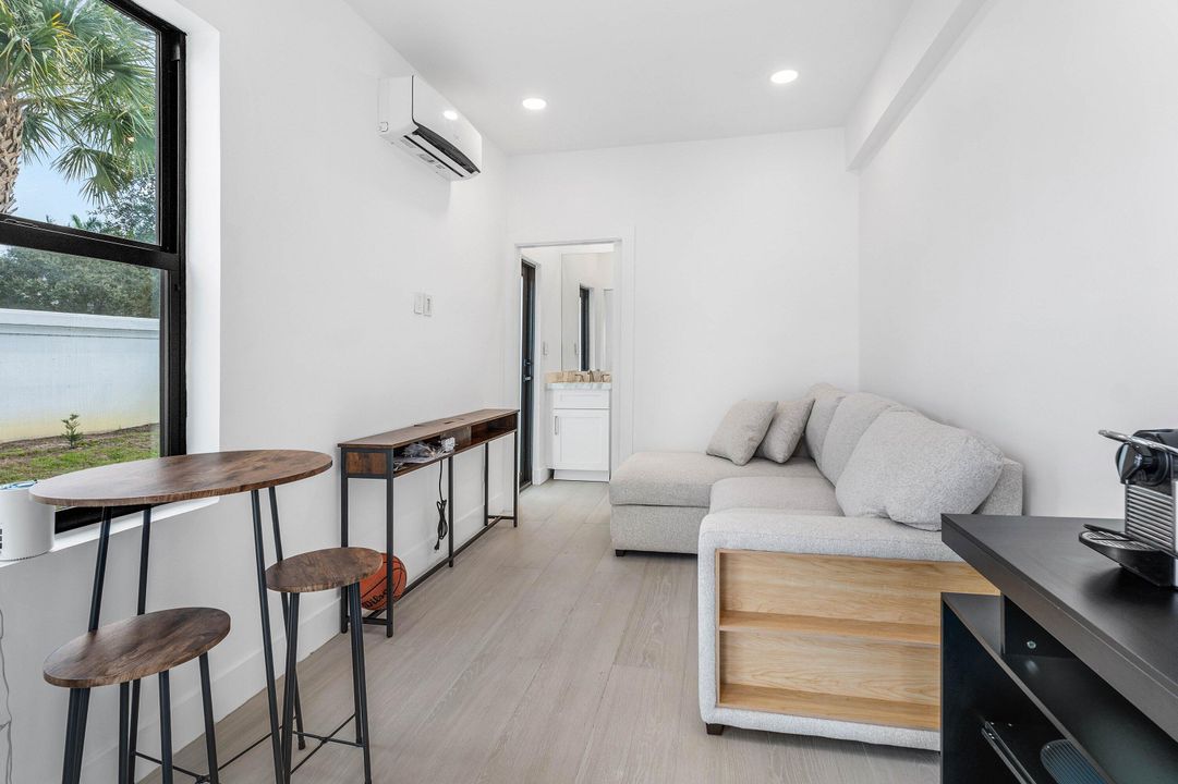 For Sale: $6,995,000 (9 beds, 8 baths, 9479 Square Feet)