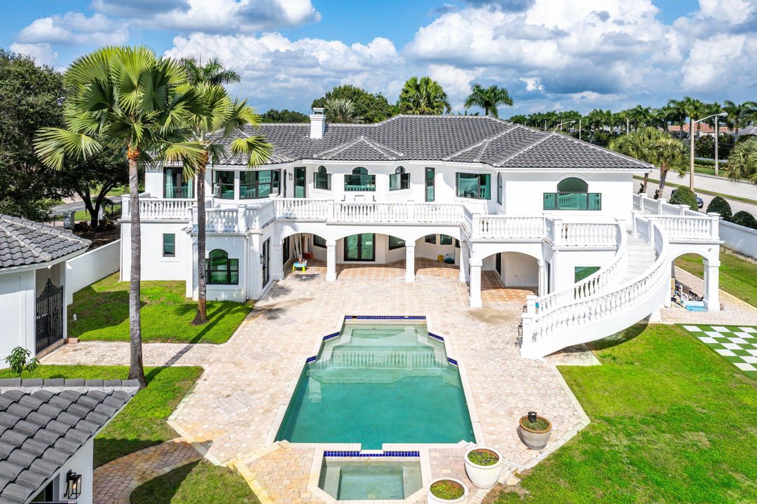 For Sale: $6,995,000 (9 beds, 8 baths, 9479 Square Feet)