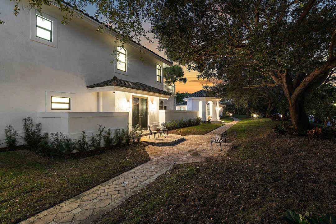 For Sale: $6,995,000 (9 beds, 8 baths, 9479 Square Feet)