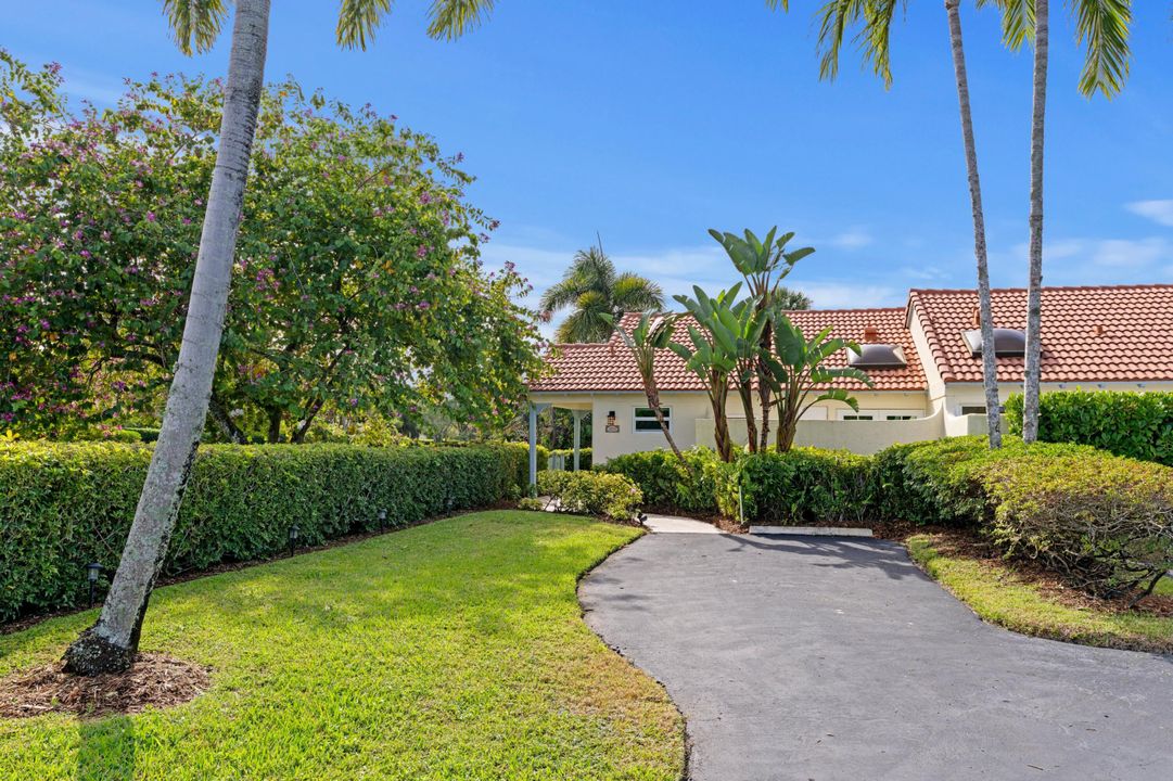 For Sale: $750,000 (1 beds, 1 baths, 725 Square Feet)