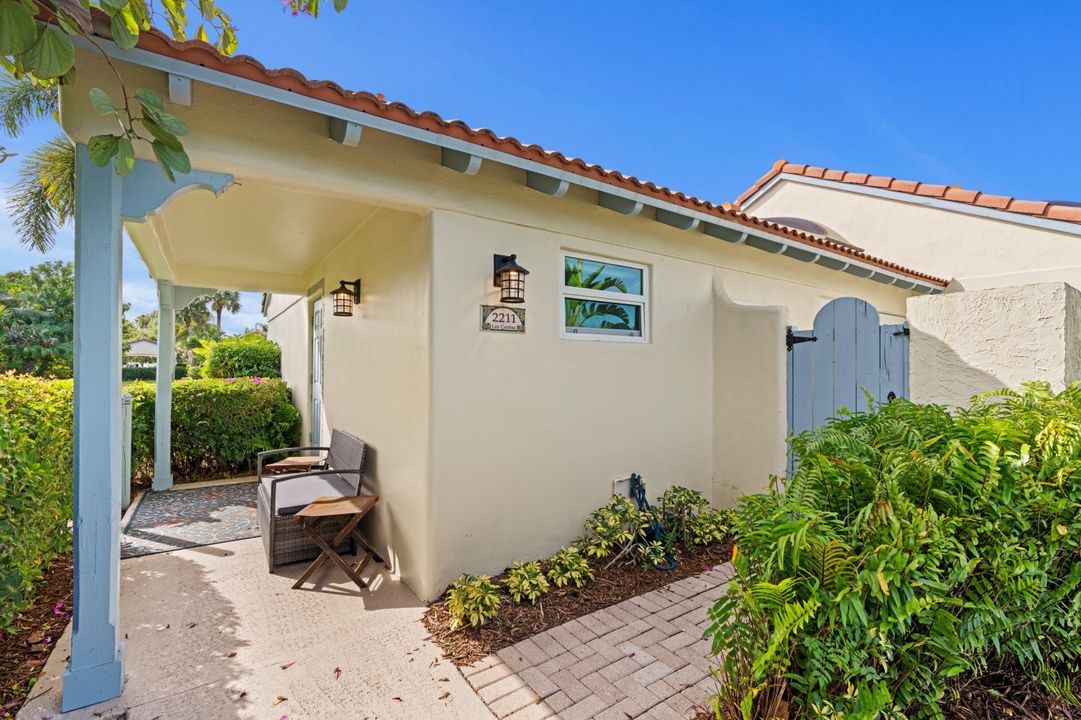 For Sale: $750,000 (1 beds, 1 baths, 725 Square Feet)