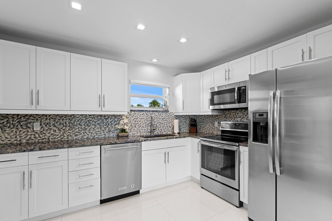 For Sale: $750,000 (1 beds, 1 baths, 725 Square Feet)