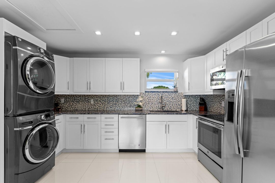 For Sale: $750,000 (1 beds, 1 baths, 725 Square Feet)