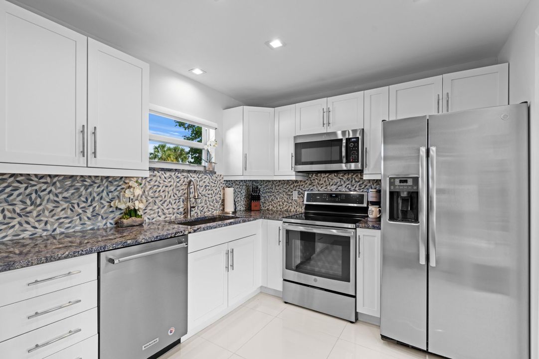 For Sale: $750,000 (1 beds, 1 baths, 725 Square Feet)