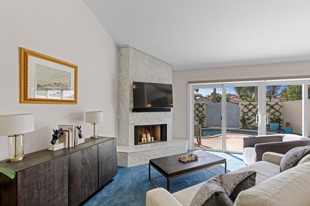 For Sale: $750,000 (1 beds, 1 baths, 725 Square Feet)