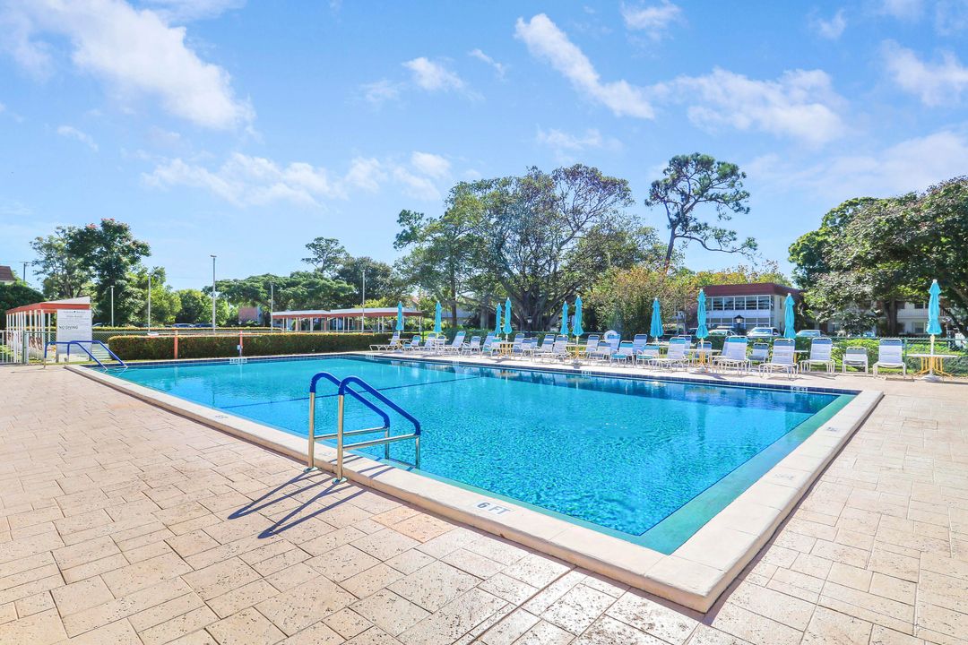 待售: $95,000 (1 贝兹, 1 浴室, 679 平方英尺)