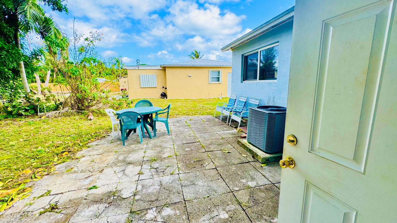 出租: $2,800 (3 贝兹, 1 浴室, 1240 平方英尺)