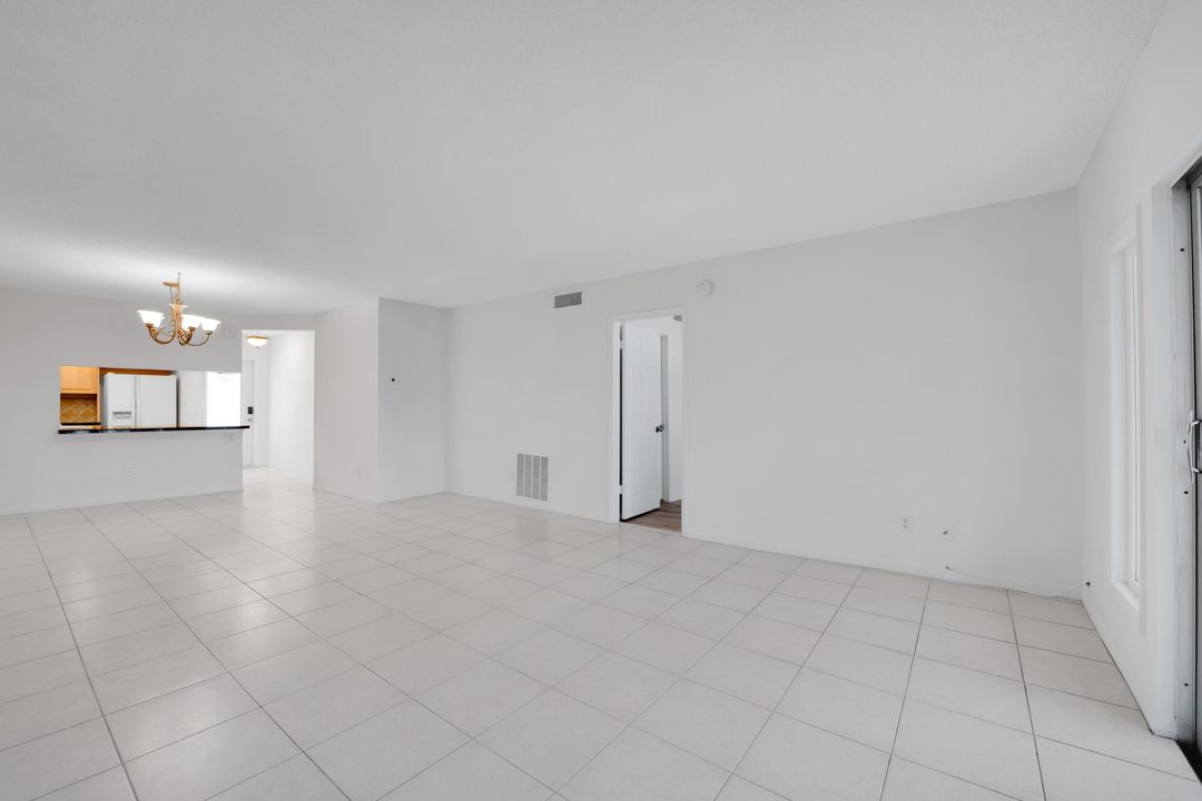 For Rent: $2,200 (2 beds, 2 baths, 980 Square Feet)