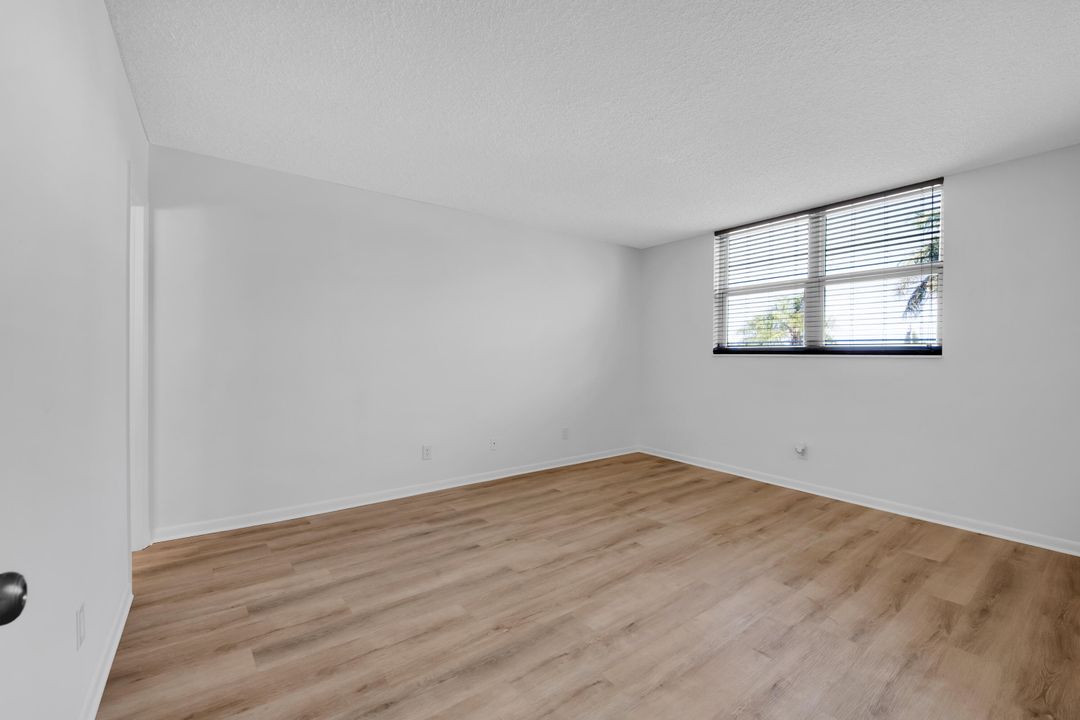 For Rent: $2,200 (2 beds, 2 baths, 980 Square Feet)
