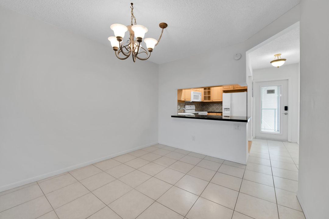 For Rent: $2,200 (2 beds, 2 baths, 980 Square Feet)