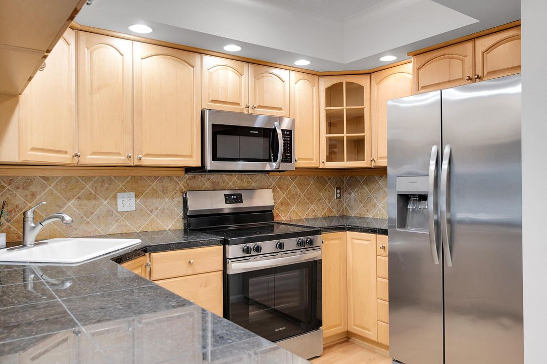 For Rent: $2,200 (2 beds, 2 baths, 980 Square Feet)