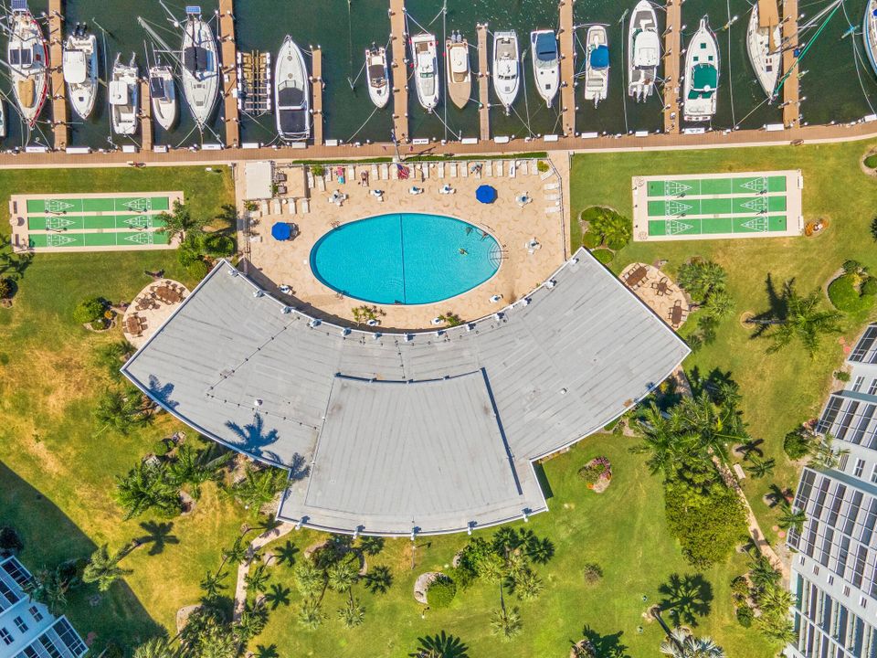 For Rent: $2,200 (2 beds, 2 baths, 980 Square Feet)