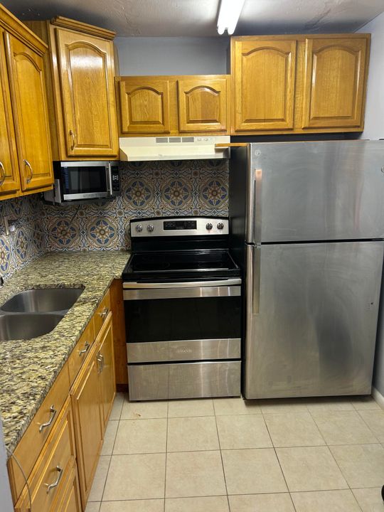For Rent: $1,300 (1 beds, 1 baths, 570 Square Feet)