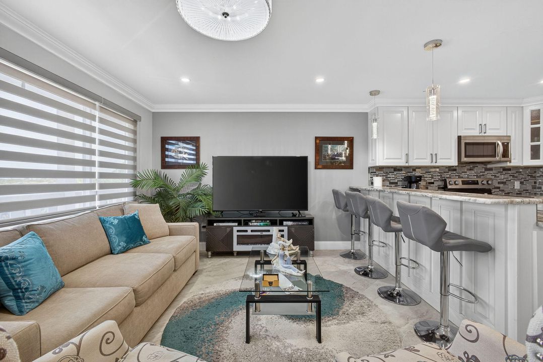 На продажу: $245,000 (1 спален, 1 ванн, 702 Квадратных фут)