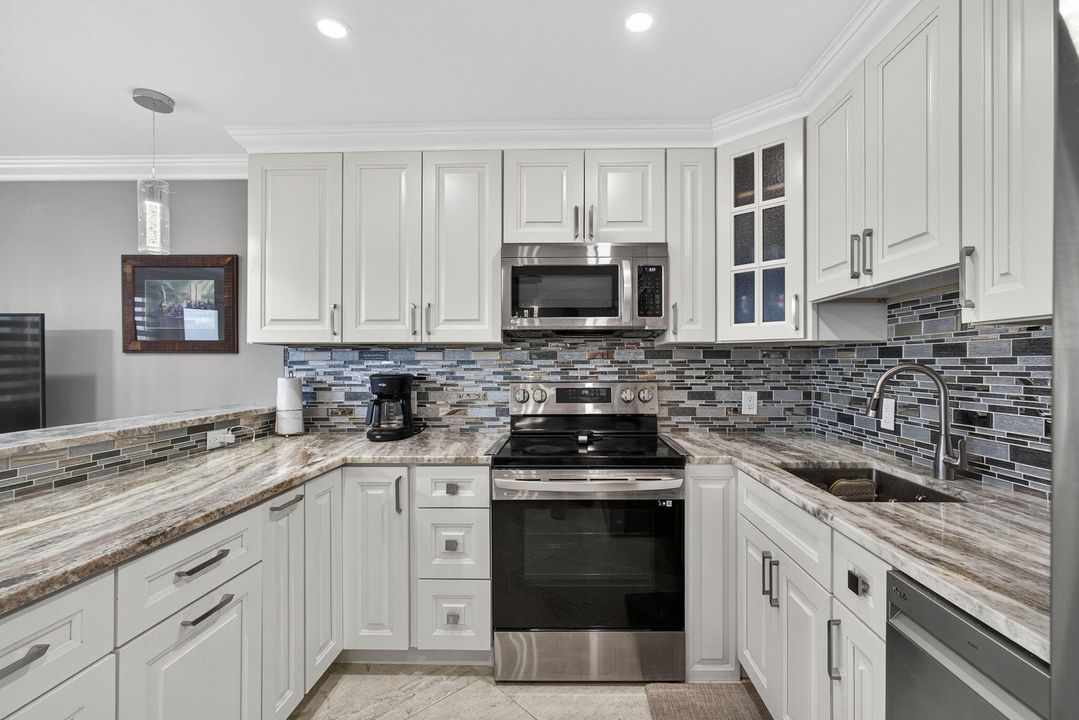 На продажу: $245,000 (1 спален, 1 ванн, 702 Квадратных фут)