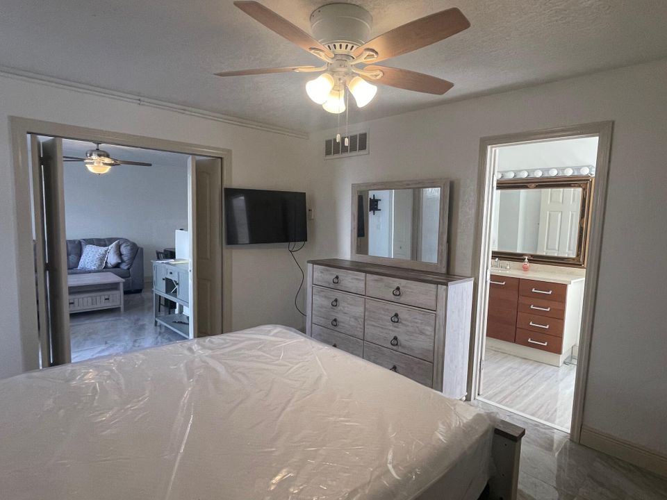 For Rent: $1,900 (1 beds, 1 baths, 627 Square Feet)