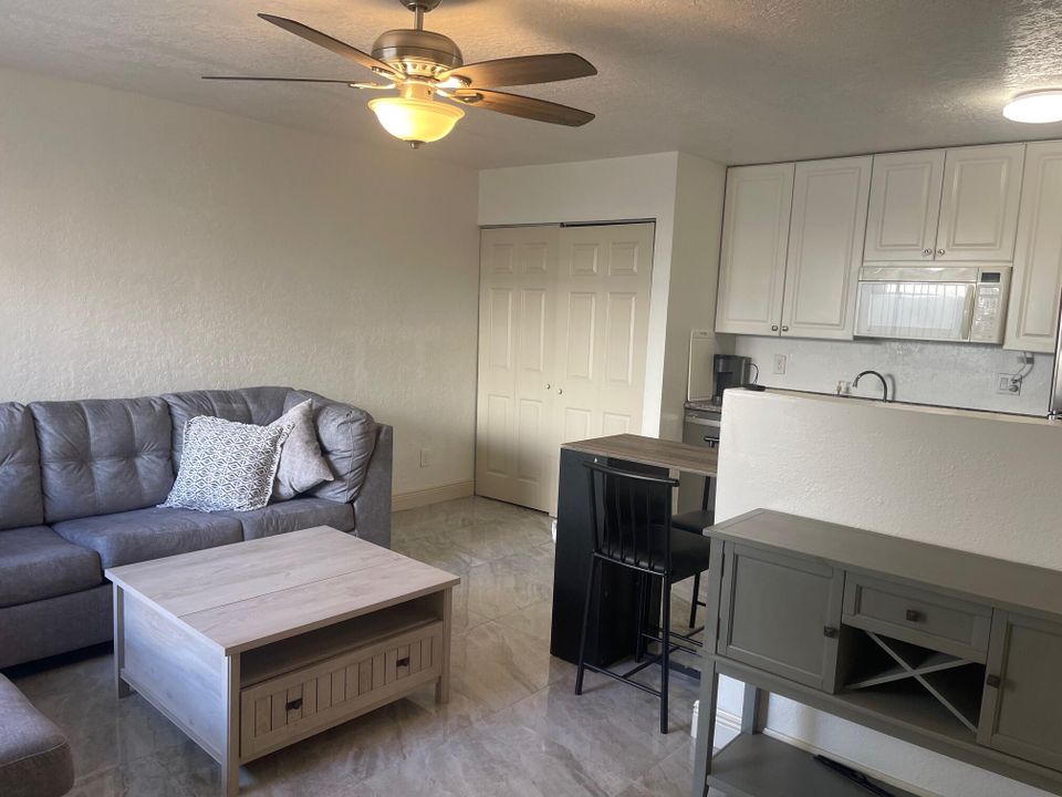 For Rent: $1,900 (1 beds, 1 baths, 627 Square Feet)