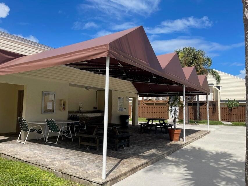 For Rent: $1,900 (1 beds, 1 baths, 627 Square Feet)