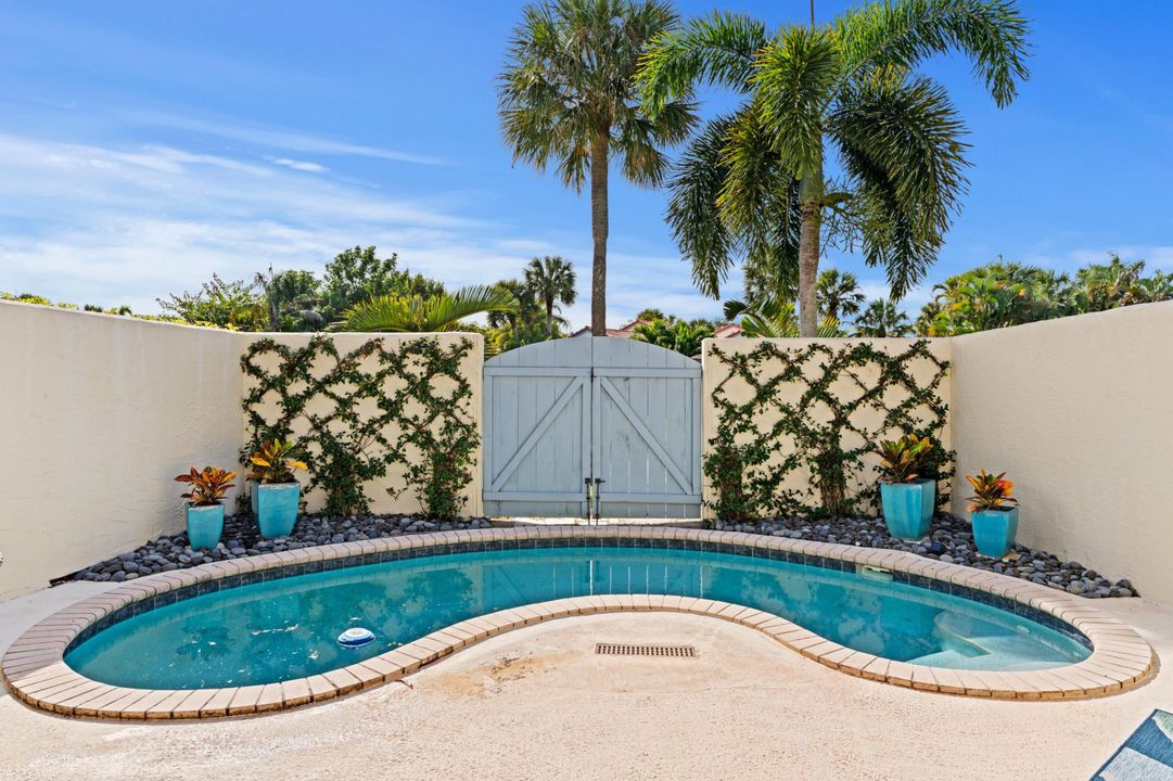 For Sale: $750,000 (1 beds, 1 baths, 725 Square Feet)