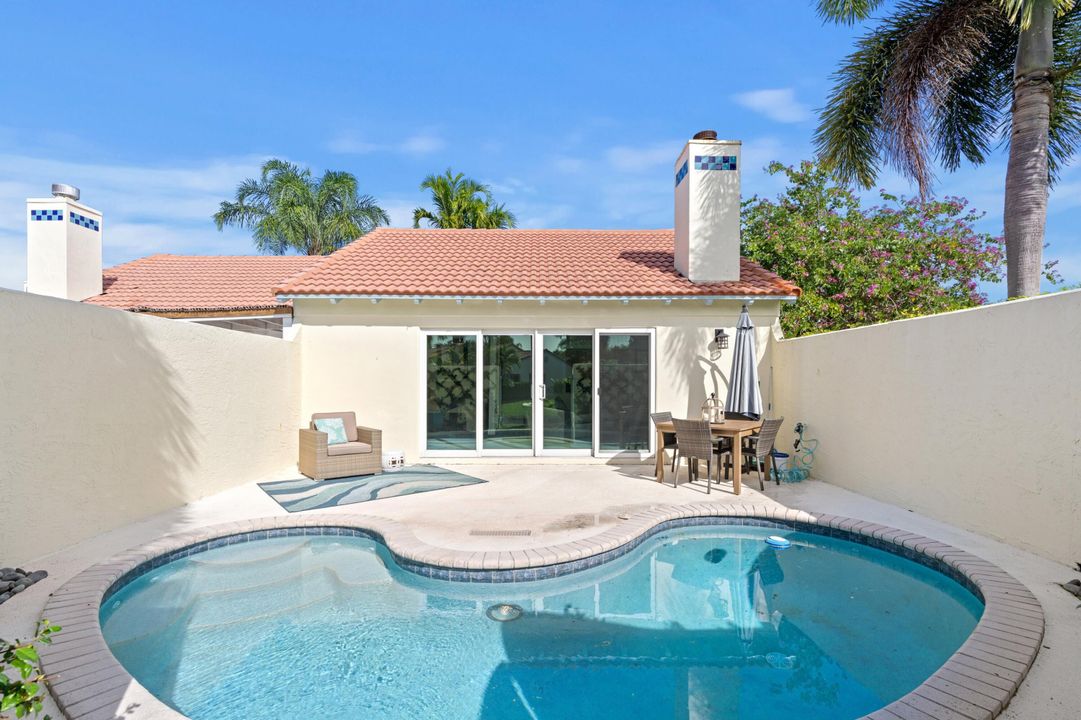 For Sale: $750,000 (1 beds, 1 baths, 725 Square Feet)