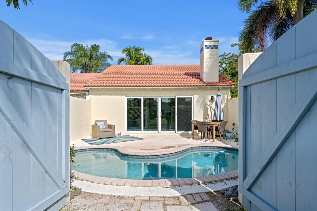 For Sale: $750,000 (1 beds, 1 baths, 725 Square Feet)