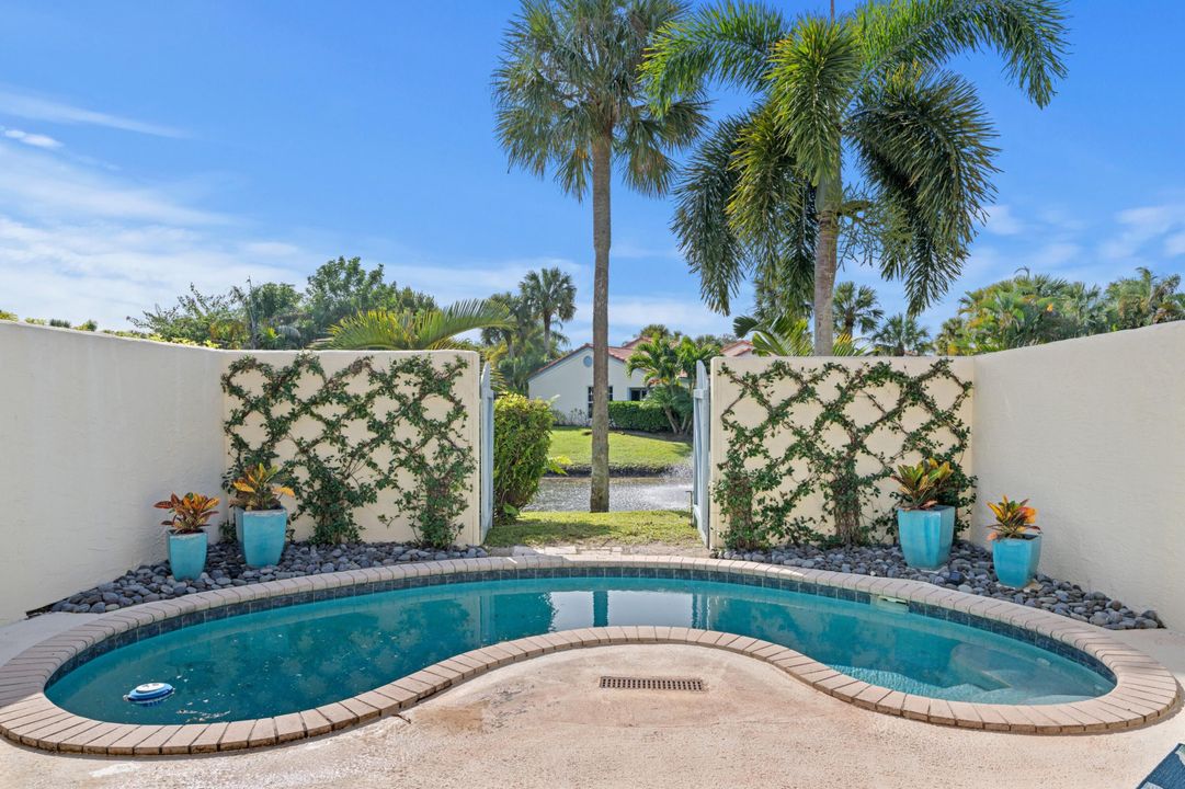 For Sale: $750,000 (1 beds, 1 baths, 725 Square Feet)