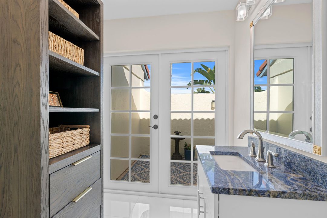 For Sale: $750,000 (1 beds, 1 baths, 725 Square Feet)