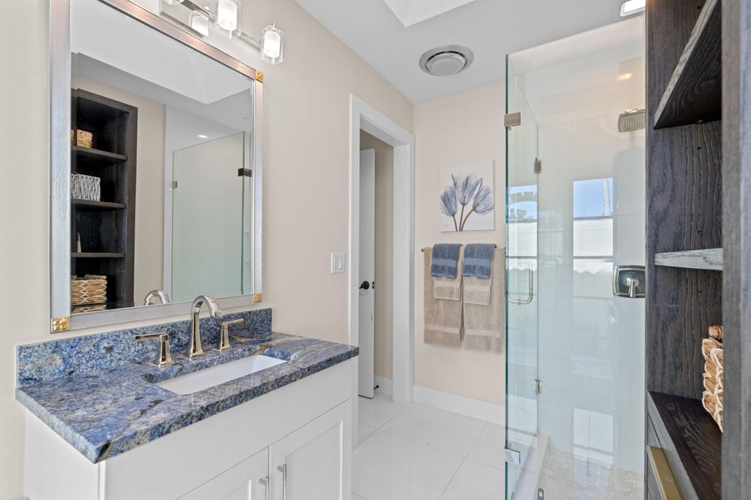 For Sale: $750,000 (1 beds, 1 baths, 725 Square Feet)