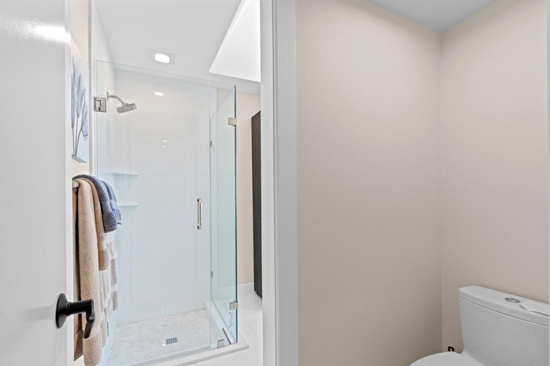 For Sale: $750,000 (1 beds, 1 baths, 725 Square Feet)