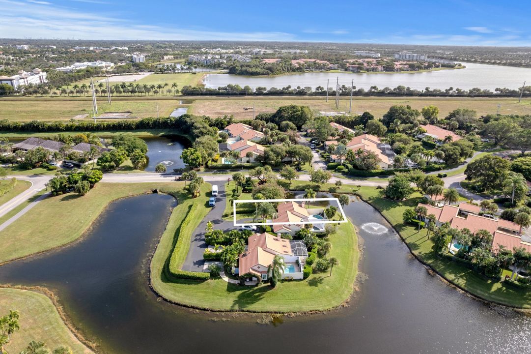 For Sale: $750,000 (1 beds, 1 baths, 725 Square Feet)