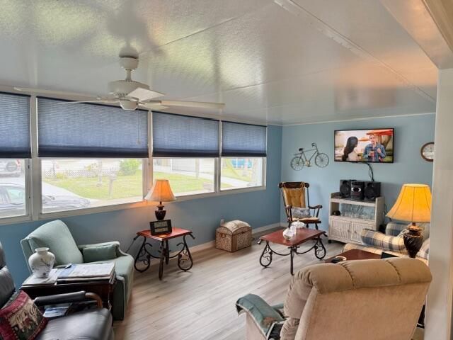 For Sale: $129,900 (3 beds, 2 baths, 1298 Square Feet)