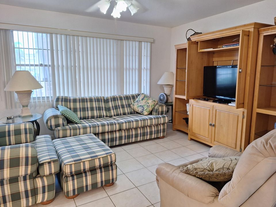 For Rent: $2,250 (1 beds, 1 baths, 738 Square Feet)