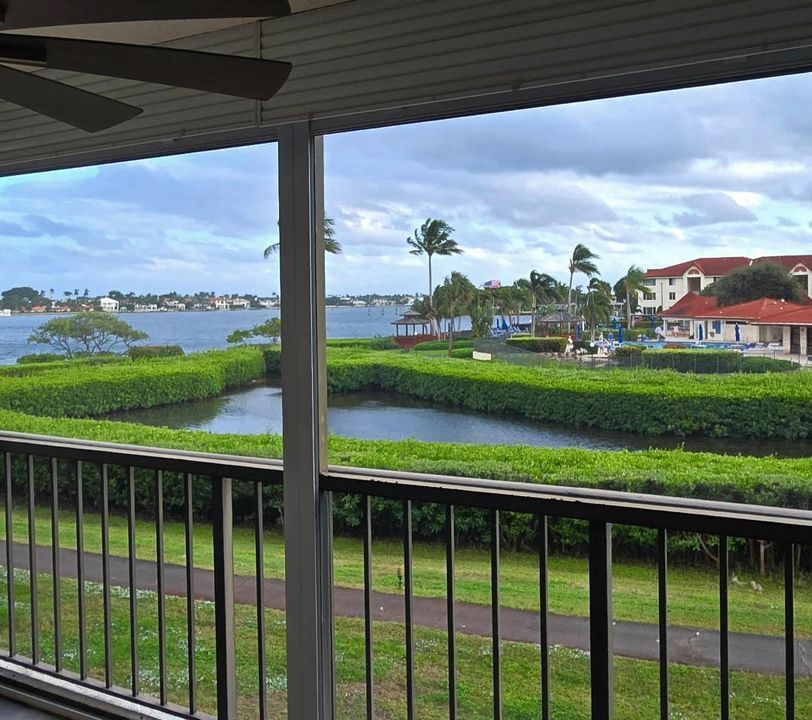 На продажу: $296,000 (2 спален, 2 ванн, 1047 Квадратных фут)