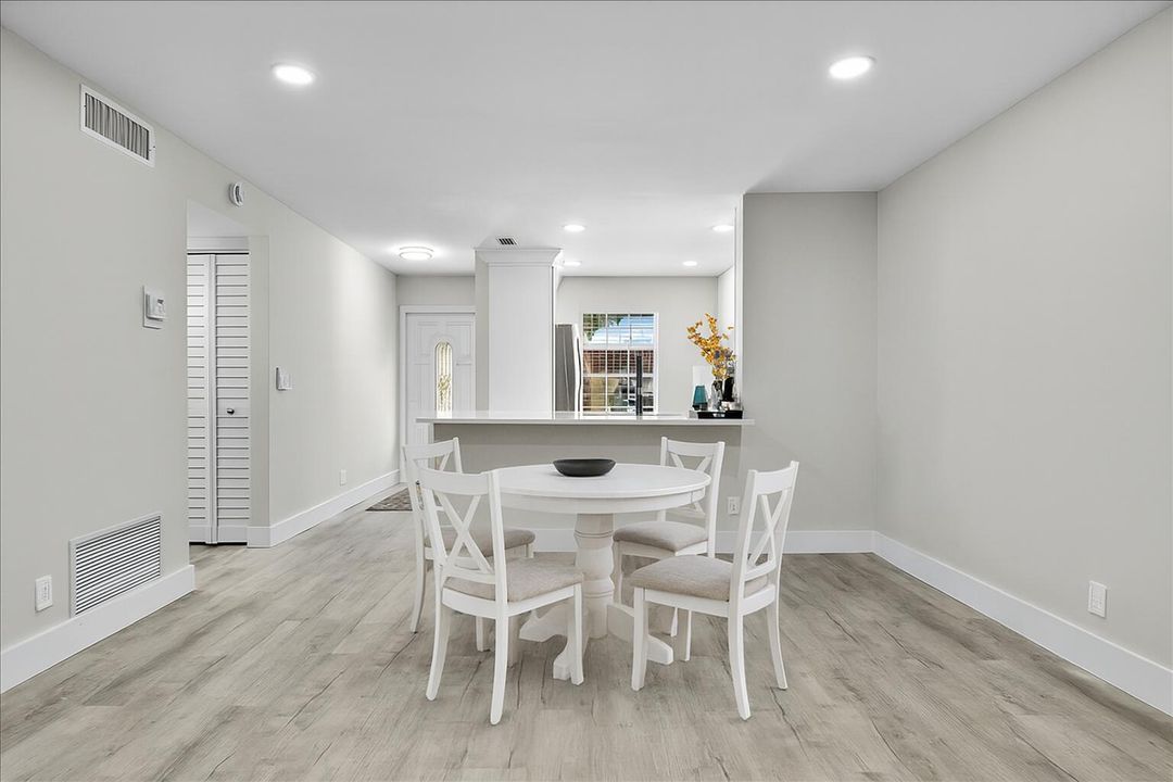 For Sale: $249,900 (2 beds, 2 baths, 941 Square Feet)