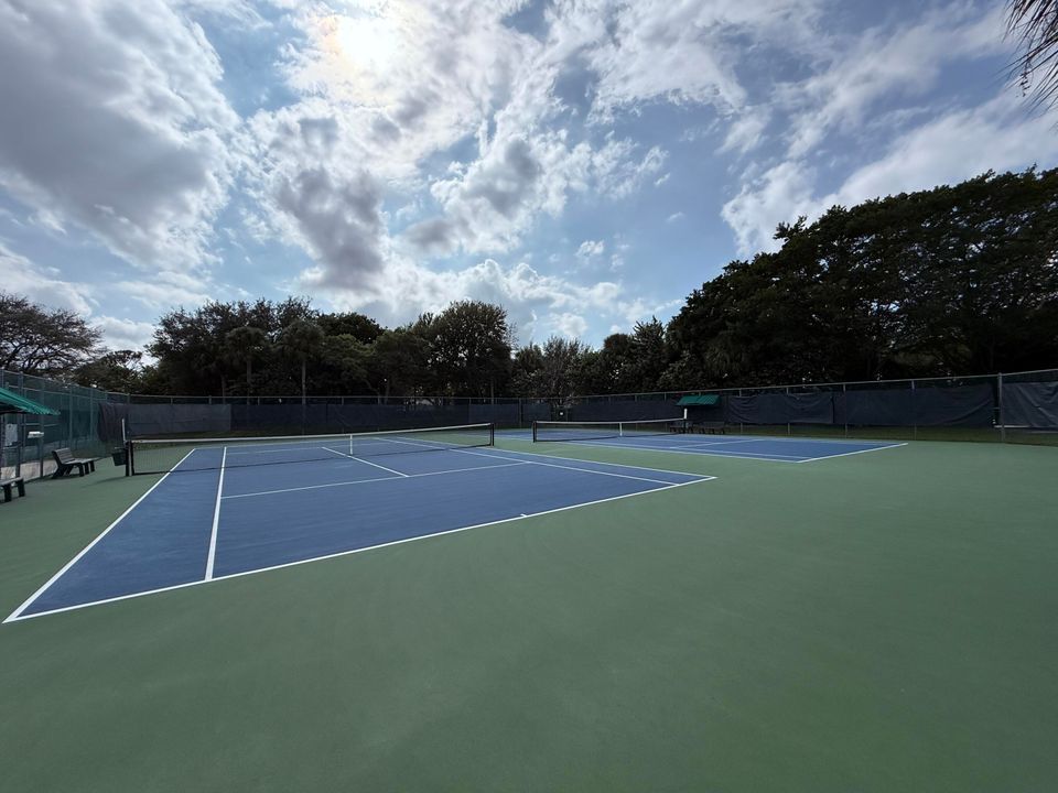 For Sale: $255,000 (3 beds, 2 baths, 1250 Square Feet)