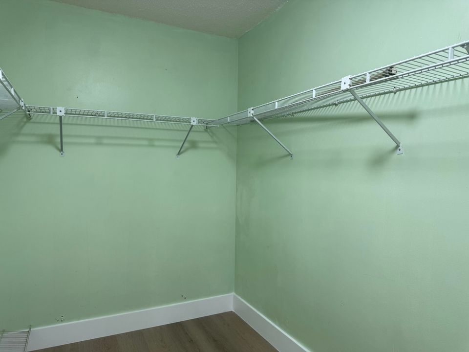 For Rent: $3,200 (3 beds, 2 baths, 1400 Square Feet)