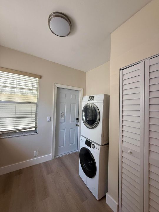 For Rent: $3,200 (3 beds, 2 baths, 1400 Square Feet)