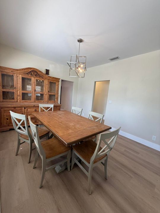 For Rent: $3,200 (3 beds, 2 baths, 1400 Square Feet)