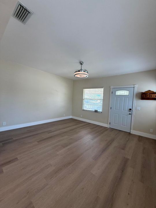 For Rent: $3,200 (3 beds, 2 baths, 1400 Square Feet)