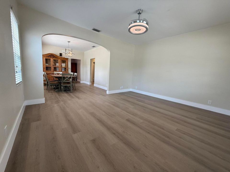 For Rent: $3,200 (3 beds, 2 baths, 1400 Square Feet)